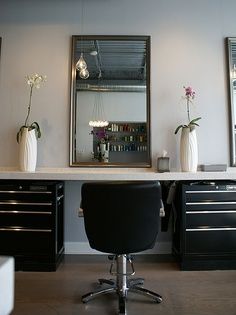 salon rolling toolbox - Google Search Toolbox Salon Station, Toolbox Barber Station, Haircuts With Balayage, Barber Decor, Beauty Bar Ideas, Hair Salon Stations, Barbershop Design Interior, Upscale Salon, Barber Station