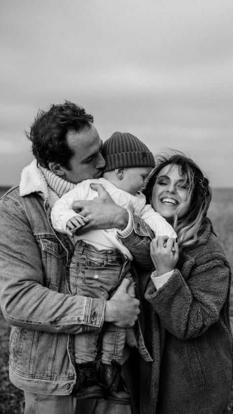 Beach Photoshoot Family, Family Session Poses, Candid Family Photography, Outdoor Family Photoshoot, Winter Family Photos, Family Photos With Baby, Family Photoshoot Poses, Family Nature, Fall Family Photo Outfits