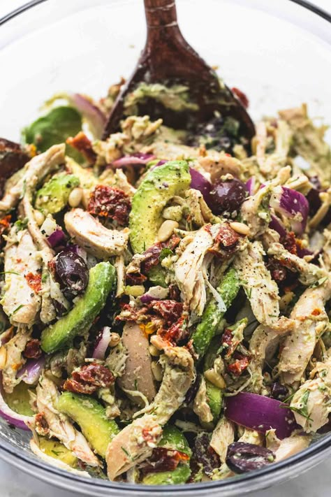 Greek Chicken Salad, Salad With Chicken, Avocado Chicken, Greek Salad Recipes, Homemade Dinner Rolls, Avocado Chicken Salad, Chicken Avocado, Diet Vegetarian, Sun Dried Tomatoes