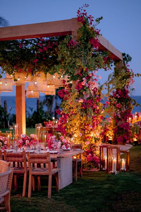 Mexican Modern Wedding, Trending Wedding Ideas, Wedding Table Arrangements, Hotel Wedding Reception, Chairs Unique, Mexican Themed Weddings, Church Wedding Ceremony, Dream Wedding Decorations, Boda Mexicana