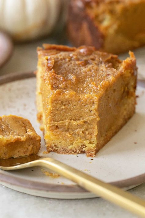 Pumpkin Butter Cake, Gooey Butter Cake Recipe, Pumpkin Gooey Butter Cake, Gooey Butter, Gooey Butter Cake, Butter Cake Recipe, Vegetarian Cake, Pumpkin Butter, Fall Dessert