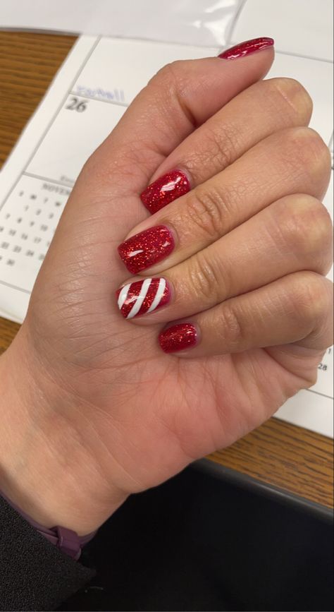 December Dipped Nails, Christmas Gel Nails Simple Short, Christmas Nails Shellac Short, Christmas Nails Gel Short Simple Red, Simple Red Christmas Nail Designs, Christmas Shellac Nails Designs, Candy Cane Nails Short, Dip Nails Christmas, Christmas Sns Nails