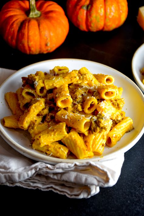 Pumpkin Rigatoni, Pumpkin Cream Sauce, Pumpkin Pasta Sauce, Comfort Pasta, Fall Recipes Pumpkin, Cream Pasta, Pumpkin Sauce, Hot Spices, Easy Autumn Recipes