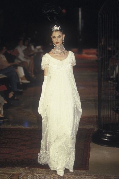 Alexander Mcqueen 90s, Givenchy Fashion, Givenchy Couture, Runway Fashion Couture, Mcqueen Fashion, Couture Mode, 60 Fashion, Fashion Seasons, Wedding Dresses Vintage