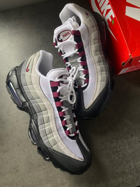 Nike 95 Air Max 95, Air Max 95 Women Outfit, Air Max 95 Beetroot, Running Winter, Nike 95, Nike Airmax 95, Adriana Lima Style, Airmax 95, Tuff Fits