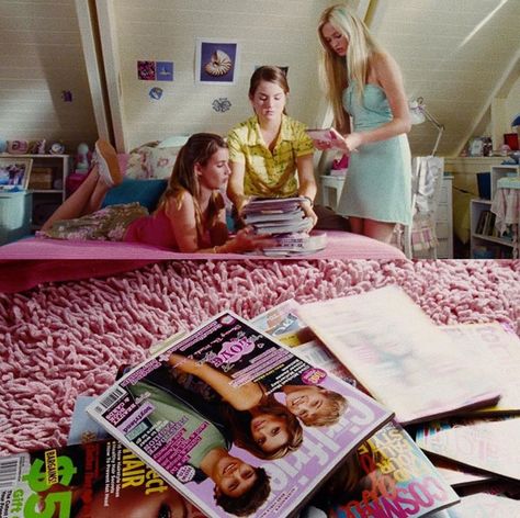 00s Sleepover Aesthetic, 2000s Sleepover Aesthetic, Aquamarine Movie Aesthetic, 2000s Sleepover, Aquamarine 2006, Aquamarine Aesthetic, Aquamarine Movie, Teen Magazines, Tiger Beat