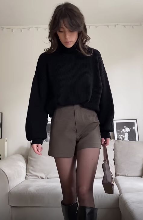 Shorts With Tights Winter, Short Skirt Outfits Winter, Skirt Outfits With Tights, Shorts With Tights Outfit, Outfit With Tights, Pantyhose Outfit, Tights Boots, Short Skirts Outfits, Skirt Outfits Fall