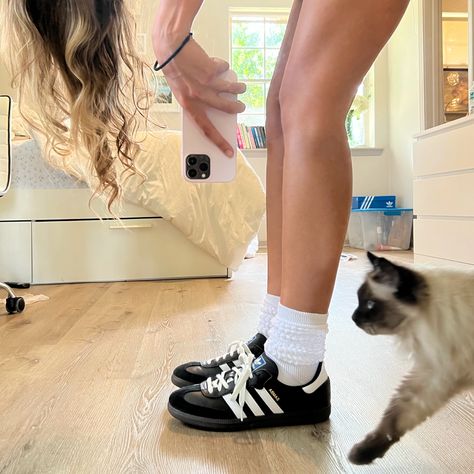 Sambas fall transitional outfit. Scrunch socks. Adidas. Sambas. Fall outift. Scrunch Socks With Sneakers Outfit, Scrunched Socks Outfits, Scrunched Up Socks, Scrunch Socks Outfit, Socks With Sneakers Outfit, Socks With Sneakers, Scrunch Socks, Socks Adidas, Adidas Sambas