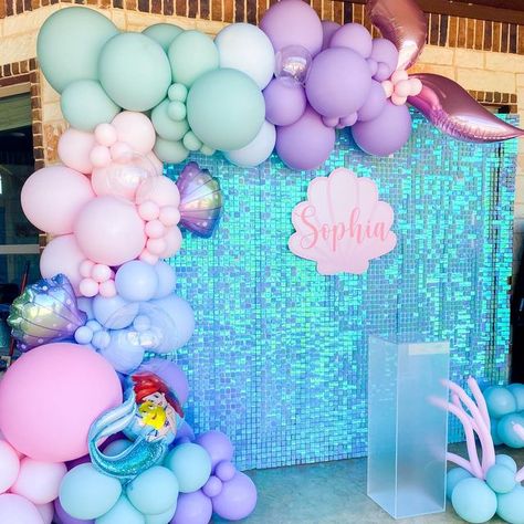 Under The Sea Balloon Garland, Mermaid Birthday Party Backdrop, Little Mermaid Party Decorations, Unicorn Dresses, Oneder The Sea, Ariel Birthday Party, Mermaid Birthday Decorations, Mermaid Balloons, Mermaid Birthday Party Decorations