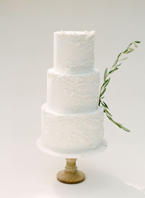 Southern Wedding Ideas, Wedding Poppy, Textured Wedding Cakes, Olive Wedding, Sea Wedding, Floral Wedding Cake, Classic Wedding Cake, Peony Bouquet, All White Wedding