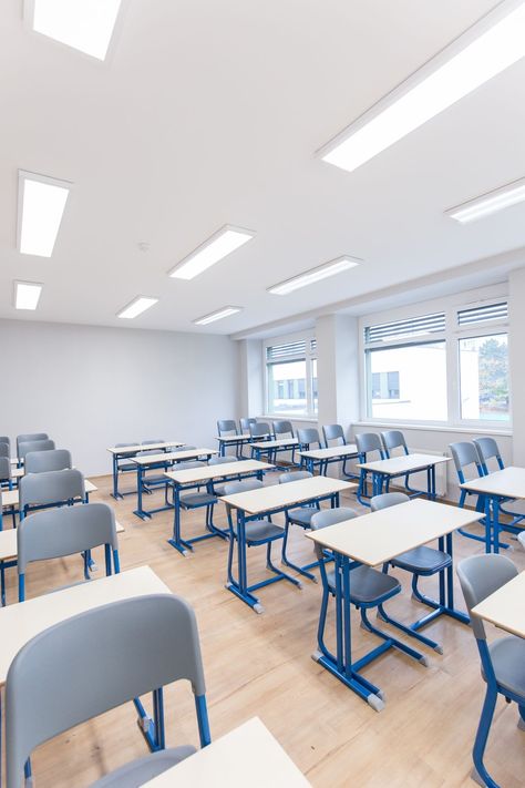 Smart Classroom, Desk Arrangements, Classroom Arrangement, Classroom Interior, School Building Design, School Tables, Classroom Desk, Campus Design, Classroom Seating