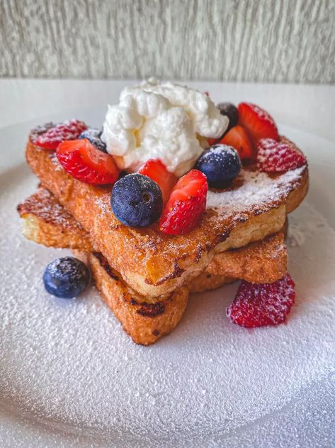 Learn how to make this super easy French Toast recipe at home with very few ingredients that you most likely have in your house already. They're as good as pancakes but even easier to make.French toast is very easy and simple to make. It only takes few steps and common ingredients and you get this really nice breakfast at home. They’re perfect for those days where you want something a little fancier for breakfast but don’t feel like going out or spending time making a batter.This Frenc… French Toast Recipe Casserole, Casserole French Toast, Brunch Recipies, Recipe Casserole, Bread French Toast, Nice Breakfast, Easy French Toast, Breakfast At Home, French Vanilla Creamer