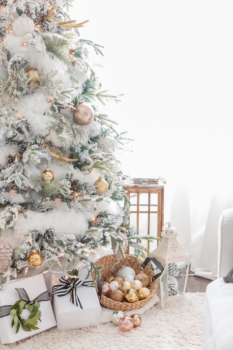 Christmas living room woth blush and copper accents on the 2016 holiday housewalk Christmas House Tour, Flocked Christmas Tree, Rose Gold Christmas, Christmas Tablescape, A White Christmas, Flocked Christmas Trees, Have Inspiration, White Christmas Decor, Christmas Living Rooms