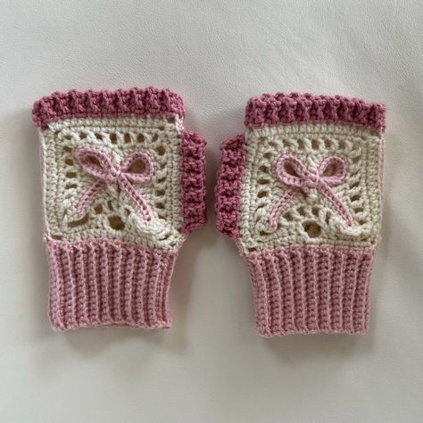 Cute Crochet Hand Warmers, Bow Granny Square Pattern, Crochet Bow Granny Square, Crochet Patterns Coquette, Granny Square Hand Warmers, Bow Granny Square, Crochet Hand Warmers Pattern, Coquette Gloves, Crochet Fairycore