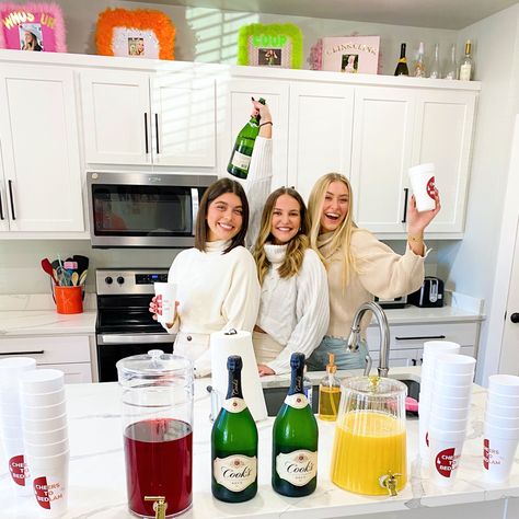 Gameday Brunch Ideas, Gameday Hosting, Gameday Brunch, 21st Bday Ideas, Parents Weekend, Hosting Ideas, Fun Vibes, Brunch Decor, College House