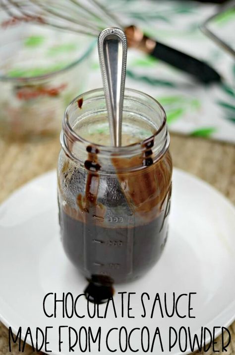 How to make homemade chocolate sauce using cocoa powder. You only need 3 ingredients to make this super creamy chocolate sauce. Easy step by step instructions along with a video to help guide you through. Chocolate Syrup Recipes, Homemade Chocolate Sauce, Hot Chocolate Sauce, Chocolate Sauce Recipes, Cocoa Powder Recipes, Homemade Hot Fudge, Chocolate Dipping Sauce, Dessert Halloween, Syrup Recipes