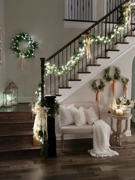 Modern Farmhouse Glam, تحت الدرج, Staircase Decor Ideas, Christmas Staircase Decor, Christmas Stairs, My Texas House, Christmas Staircase, Farmhouse Glam, Staircase Decor