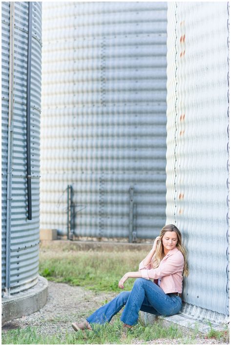 Senior Pictures With Grain Bins, Grain Bin Photoshoot, Grain Bin Pictures, Grain Bin Senior Pictures, Farm Senior Picture Ideas, Senior Pictures Farm, Farm Senior Pictures, Farm Family Pictures, Sr Pictures