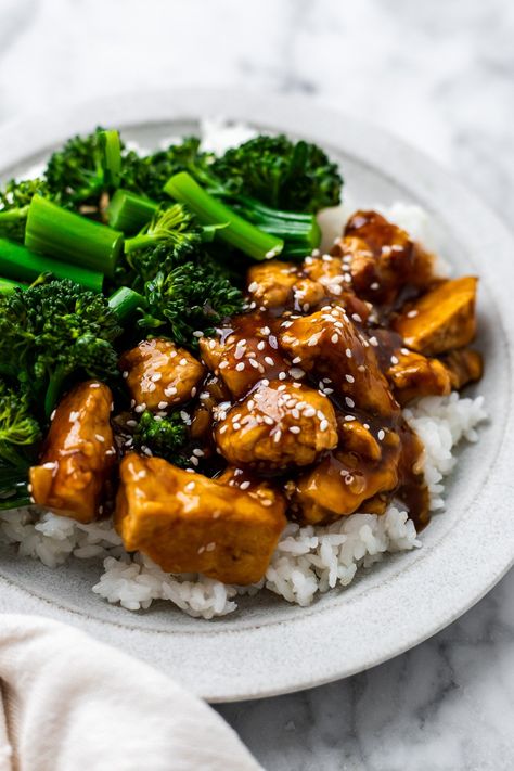 This easy teriyaki tofu is slathered in a homemade teriyaki sauce and sautéed until crispy and deliciously tender for a quick 15 minute dinner start to finish! Vegan Potato Gnocchi, Protein Vegan Dinner, High Protein Vegan Dinner, Katsu Ramen, Pasta Salad Vegan, Lasagna Vegan, Sauteed Tofu, Vegan Tofu Recipes, Vegan Dinner Party