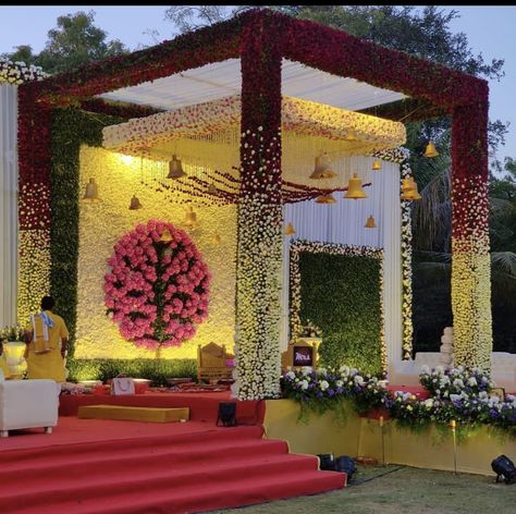 Indian Wedding Mandap, Mandap Design, Home Flower Decor, Themed Wedding Decorations, Wedding Hall Decorations, Wedding Background Decoration, Friday Mood, Wedding Entrance Decor, Wedding Stage Design