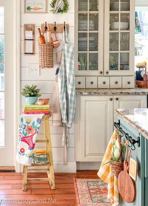 Farmhouse style kitchen with spring decor - www.goldenboysandme.com Colorful Cottage, Cottage Style Kitchen, Casa Country, Cottage Kitchens, Farmhouse Sink Kitchen, Farmhouse Style Kitchen, Cottage Kitchen, White Cabinets, Kitchen Styling