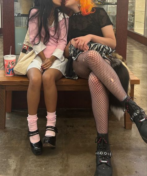 Emo X Gyaru Couple, Emo Bf And Pink Gf, Opposite Aesthetic Girlfriends, Pink And Black Duo, Polar Opposites Couple, Yami Kawaii Art, Punk Couple, Polar Opposites, Yami Kawaii