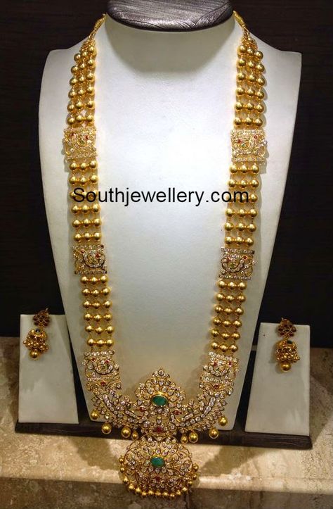 22 carat gold gundla haram with beautiful peacock design stones pendant studded with cz stones, rubies and emeralds. Weight: 110 grams For inquiries contact on Whatsapp: +91 97 00 009000 or Email: dharmesh25@yahoo.com Related Posts72 Grams Gundla Mala with Pachi PendantKundan Long HaramUncut Gold Balls Necklace and Haram Set85 Grams Chandraharam with Side PendantsAntique Gold Saree Inspiration, Unique Saree, Gold Long Chain, Latest Jewellery Designs, Gold Haram, Outfits Unique, Beautiful Gold Necklaces, Gold Necklace Indian Bridal Jewelry, Antique Jewelry Indian