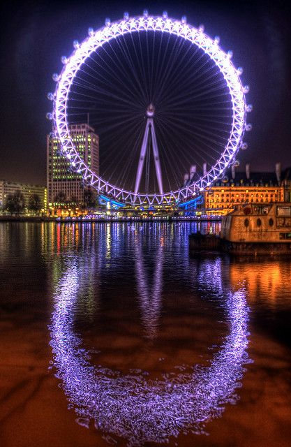 Christmas★The London Eye- Makes me want to see what the two in Las Vegas are going to look like.  One is right behind the Quad hotel (formerly the Imperial Palace).  They were building on it while we're staying there. Biang Lala, Kentish Town, The London Eye, Wallpaper Disney, Parc D'attraction, London Love, London Eye, Sport Motivation, Bright Lights