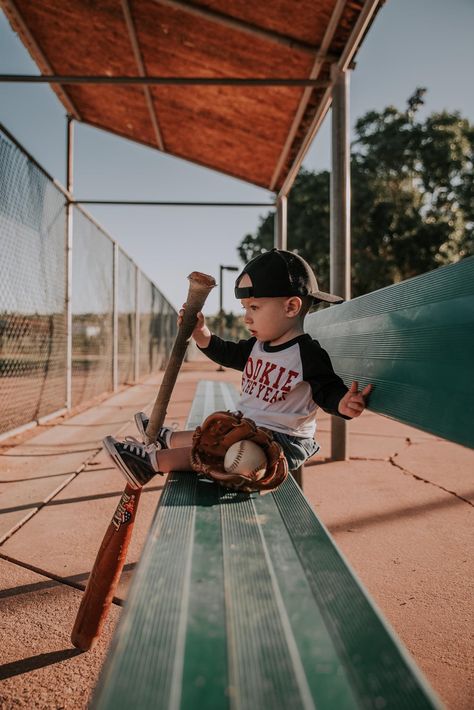 Vintage Baseball First Birthday Party, Rookie Of The Year Family Photos, Rookie Year Baseball Pictures, Rookie Year Birthday Pictures, Baseball 1 Year Photos, Rookie Year Pictures, Baseball Themed Photo Shoot, Baseball Birthday Pictures, Baseball Birthday Photo Shoot