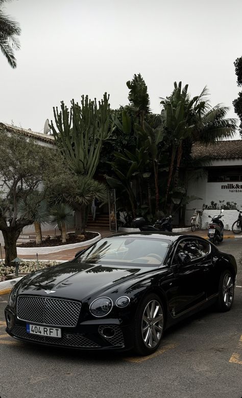 Bentley Wallpaper, Black Bentley, Dierks Bentley, High End Cars, Teen Girl Room, Bentley Continental Gt, Bentley Continental, Luxury Suv, Cute Wallpaper Backgrounds