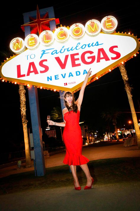 Vegas Birthday Photoshoot, Vegas Sign Pictures, Welcome To Vegas Sign, Vegas Prom, Vegas Pics, Birthday Photo Shoots, Vegas Photoshoot, Las Vegas Birthday, Las Vegas Pictures