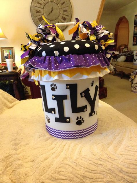 Cheer Bucket Cheer Gifts Diy, Cheer Buckets, Cheer Bows Diy, Bucket Decor, Homemade Teacher Gifts, Youth Cheer, Bucket Ideas, Cheer Workouts, Football Cheer