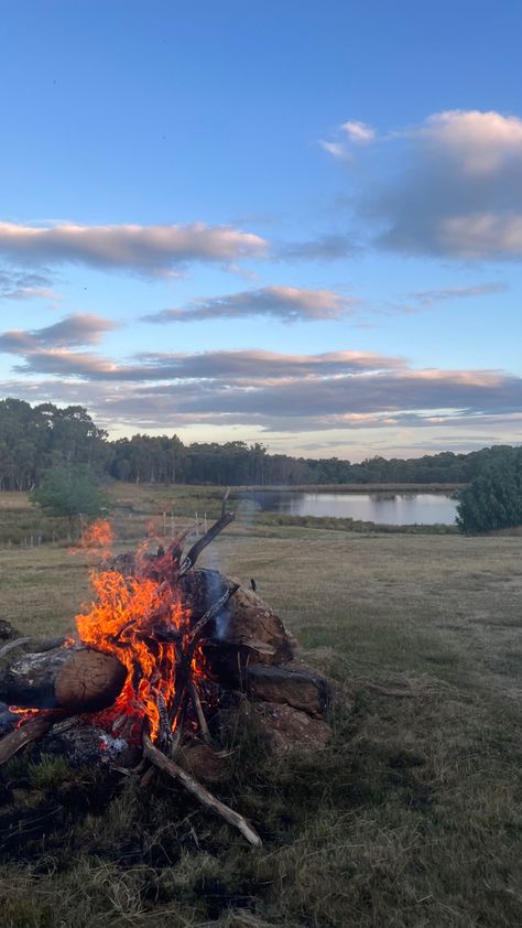 Farm Bonfire, Dirt Aesthetic, Country Bonfire, Farm Camping, Southern Aesthetic, Camping Lake, Camp America, Gods Country, Camping Photography