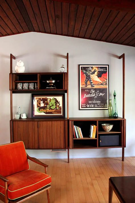 Barzilay Multispan Vertical Storage System — another valuable Scandinavian Modern wall unit design Mid Century Wall Unit, Modern Wall Units, Wall Unit Designs, String System, Unit Design, Mid Century Living Room, Mid Century Living, Mid Century Modern Interiors, Mid Century Modern Living