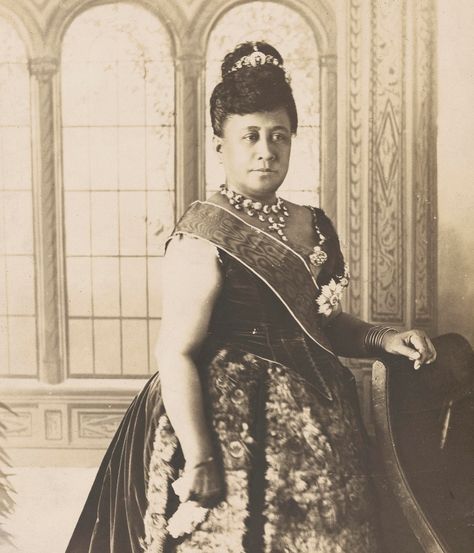 Queens Dress, Queen Of Hawaii, Hawaiian Monarchy, Hawaiian Dancers, Hawaii Pictures, Queen Dress, Victorian Clothing, African American History, American History