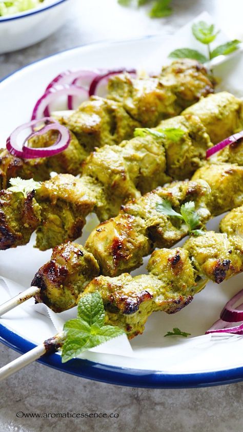 Hariyali Murgh Tikka kebab- A scrumptious, Indian appetizer! Boneless chicken chunks are marinated in a flavorful green paste and grilled to perfection. Hariyali Chicken, Chicken Tikka Kebab, Chicken Indian, Tikka Recipe, Green Chicken, Indian Appetizers, Chicken Chunks, Chicken Appetizers, Chicken Kabobs