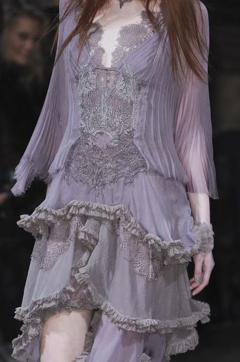 Frills And Ruffles, Julien Macdonald, Sansa Stark, Lovely Clothes, Glamour Fashion, Beautiful Gowns, Fashion Details, Costume Design, Couture Fashion