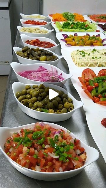 Nadjane salada on Instagram Salad Bar Ideas Party, Salad Bar Ideas Buffet, Catering Platters, Salad Buffet, Catering Buffet, Vegetable Platter, Catering Ideas Food, Creative Food Art, Party Food Platters