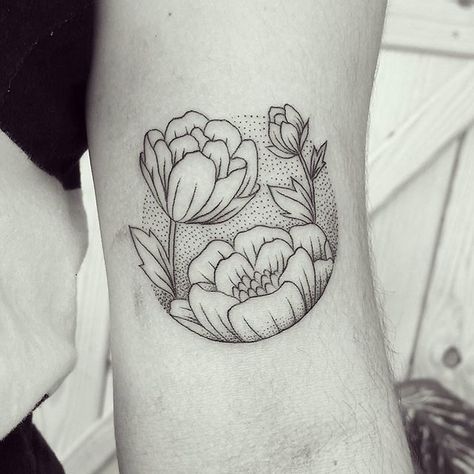 Floral tattoo Circle Tattoo, Circle Tattoos, Wildflower Tattoo, Hand Poked Tattoo, Inked Tattoo, Botanical Tattoo, Girly Tattoos, Aesthetic Tattoo, Sister Tattoos