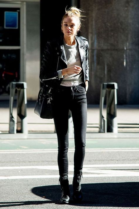 Black skinnies? Check. Slouchy knit? Check. Leather jacket? Check. Stella Maxwell in standard off-duty fare.  #fashion #womensfashion #fashionideas #womenstyle Models Off Duty Style, Stella Maxwell, Model Street Style, Winter Mode, Gisele Bündchen, Looks Street Style, Models Off Duty, 가을 패션, Mode Style