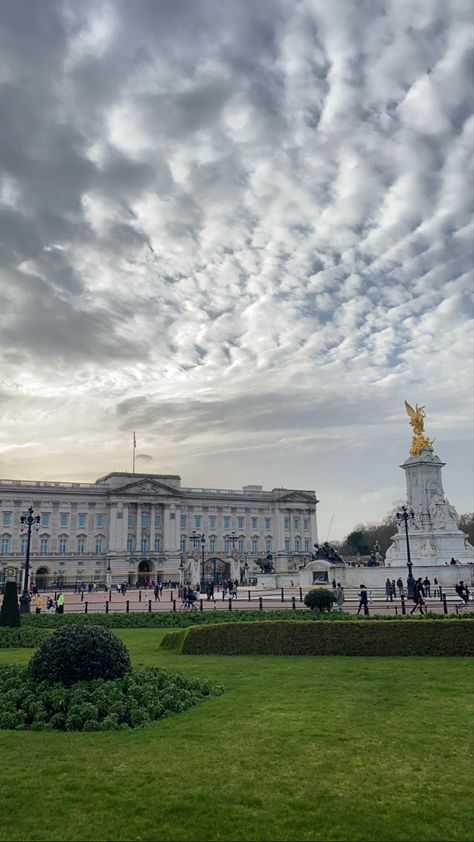 London Aesthetic Buckingham, London Buckingham Palace Aesthetic, London Palace, London Castle, London Buckingham Palace, Buckingham Palace Aesthetic, London Vibes Aesthetic, Aesthetic London Pictures, Palace Aesthetic