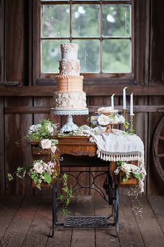 Vintage Wedding Cake Table, Wedding Cake Display, Vintage Wedding Cake, Rock Wedding, Tafel Decor, Wedding Cake Table, Wedding Dessert Table, Wedding Cakes Vintage, Cake Display