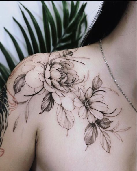 Tattoos Classy, Tattoo Pretty, Women's Shoulder Tattoo, Front Shoulder Tattoos, 42 Tattoo, Tattoo Unique, Peony Tattoo, Tattoos Sleeve, Tattoos For Women Half Sleeve