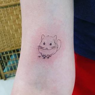 Chinchilla Tattoo Simple, Chinchilla Tattoo Ideas, Chinchilla Tattoo, Cute Hamster Tattoo, Hamster Tattoo Ideas, Chinchilla Doodle, Chinchilla Holding Things, Chinchilla Pet, Chinchillas