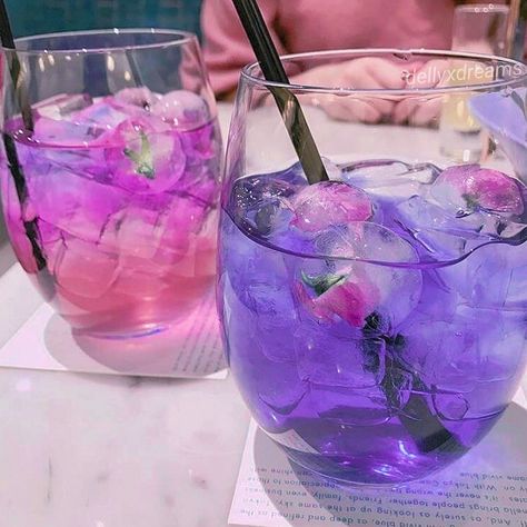 Post by @scfteynct | give creds to @scfteynct | filtered by @scfteynct Rosé Coachella, Aesthetic Drinks, Dinner Party Themes, Pretty Drinks, Dinner Themes, Food Drinks Dessert, Cracker Barrel, Aesthetic Themes, Purple Aesthetic