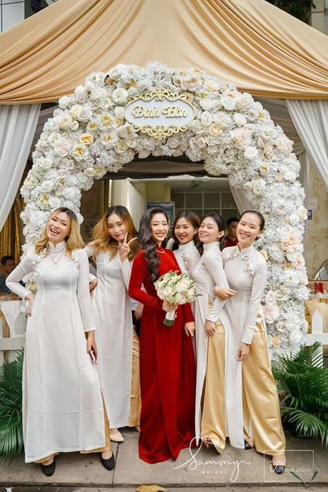 Bridesmaid Ao Dai Tea Ceremony, Chinese Wedding Bridesmaids, Vietnamese Bridesmaid Dresses, Vietnamese Tea Ceremony Ao Dai, Ao Dai Tea Ceremony, Viet Wedding, Tea Ceremony Wedding, Vietnamese Wedding Dress, Vietnamese Tea