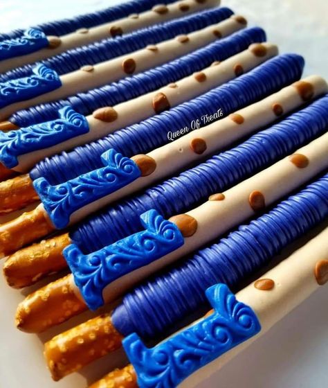 Baby Cookie Monster, Chocolate Covered Pretzel Sticks, Chocolate Pretzel Rods, Cookie Monster Birthday Party, Monster Baby Showers, Monster Treats, 1st Birthday Party Favors, Cookie Monster Party, Chocolate Covered Pretzel Rods