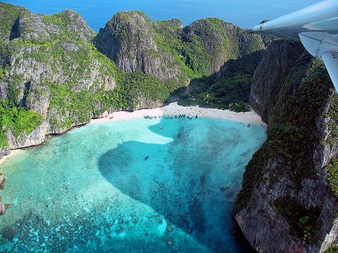 Maya Bay, Phi Phi Islands by Jamie Monk in Phuket, via Flickr Krabi Island, Island Holidays, Maya Bay, Phi Phi Island, Island Tour, Beaches In The World, Most Beautiful Beaches, Thailand Travel, Beautiful Islands