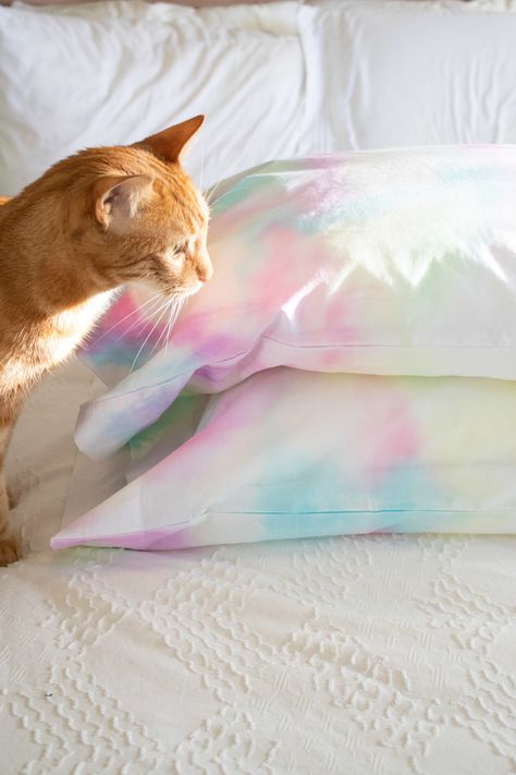 Watercolor Bedroom, Diy Pillowcase, Tie Dye Sheets, Dyed Pillows, Diy Tie Dye Shirts, Diy Outfits, Pillow Cases Diy, Textile Dyeing, Shirt Tutorial