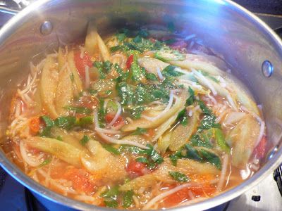 Canh Chua Recipe, Hot And Sour Soup Recipe Easy, Easy Asian Dishes, Soup With Tomatoes, Vietnamese Recipe, Vietnamese Foods, Gluten Free Meal Prep, Asian Soups, Canh Chua